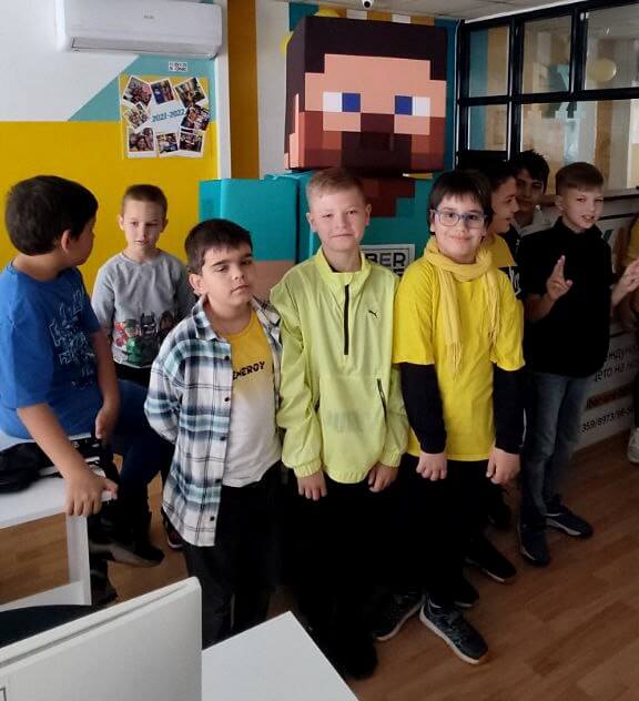 Снимка на деца в школа за програмиране KIBERone Варна