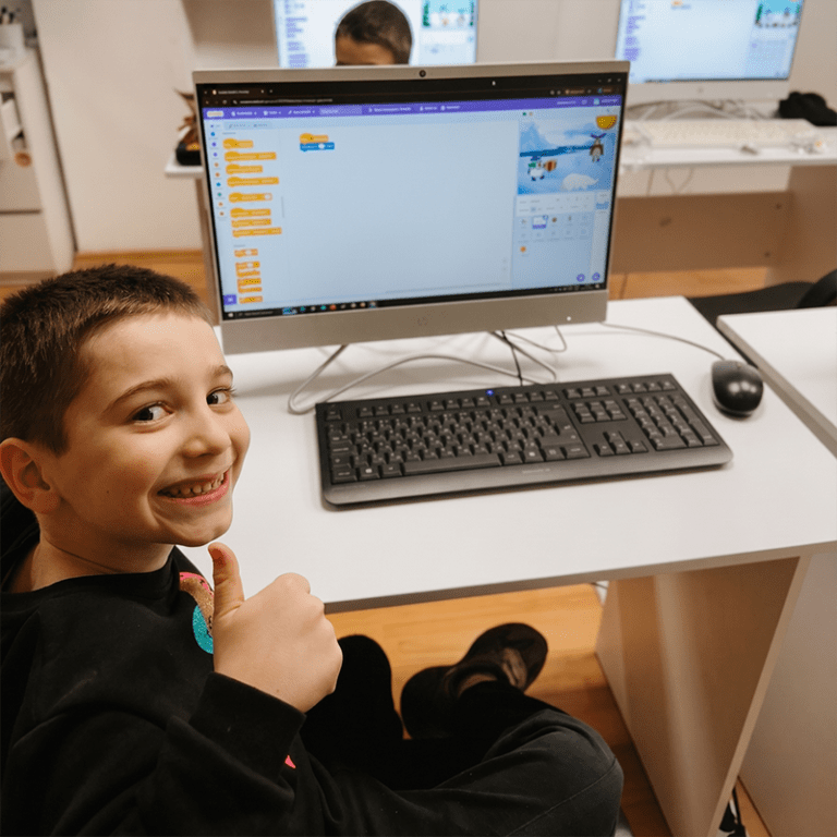 Момче показва своя Scratch проект на курс по програмиране за деца