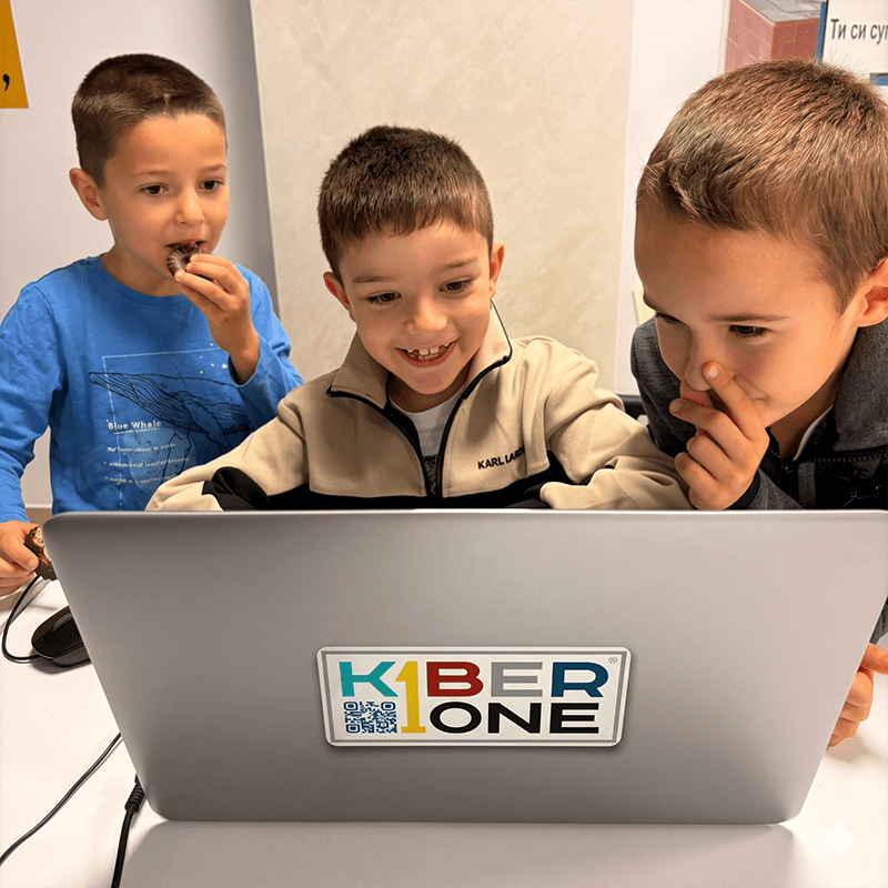 Децата на 7 години се учат да програмират в Scratch в KIBERone