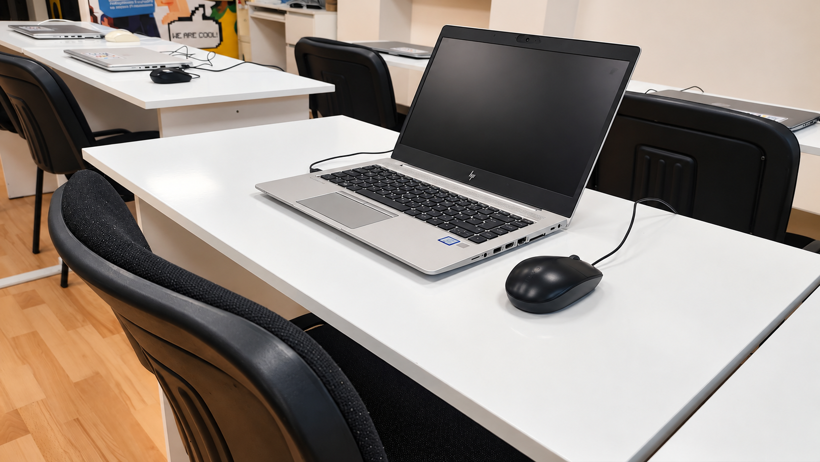 Ноутбук върху работно място в KIBERone Coworking Varna